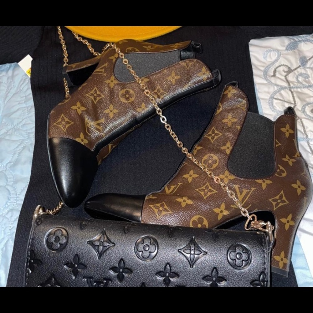 9 1/2 Louis Vuitton Black/Brown Leather Ankle Boots